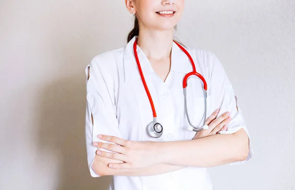 Retrato de doctora con los brazos cruzados —  Fotos de Stock