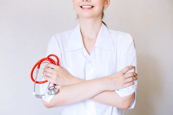 Portrait de femme médecin avec bras croisés — Photo