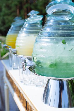 Sıra kristal limonata kaseleri. Düğün için servis