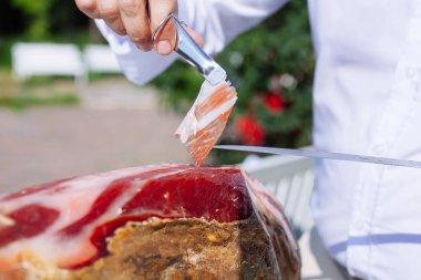 İspanyol İber jambonu veya Pata Negra ile ahşap bir stand üzerine monte