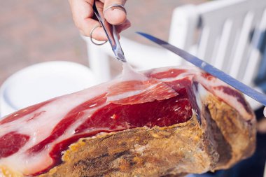 İspanyol İber jambonu veya Pata Negra ile ahşap bir stand üzerine monte