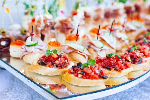 Farklı gıda snack ile güzel dekore catering ziyafet — Stok fotoğraf