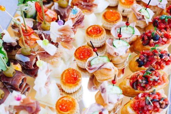 Farklı gıda snack ile güzel dekore catering ziyafet — Stok fotoğraf