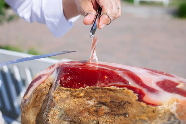 Prosciutto iberico spagnolo o Pata Negra montato su un supporto di legno con — Foto Stock