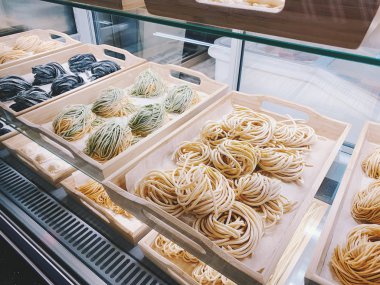 Geleneksel İtalyan taze renkli makarna yaptı