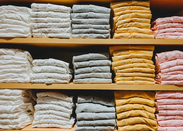 Montón Camiseta Algodón Tienda Varios Tamaños Camiseta Estante Madera — Foto de Stock