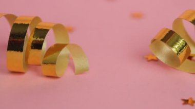 Konfeti konfeti ile kaplı pembe arka plan üzerine düşüyor