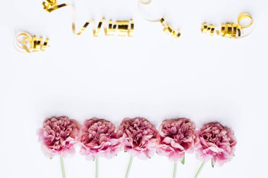 Şakayık çiçekler ve konfeti ile beyaz arka plan, üst görünümü