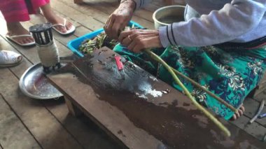 Eski birmanya kadın Inle gölü, Myanmar üzerinde lotus ipek yapma