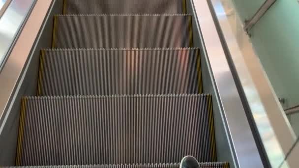 Gros plan de l'escalier vide en mouvement. Escalier moderne escalator, qui se déplace à l'intérieur . — Video