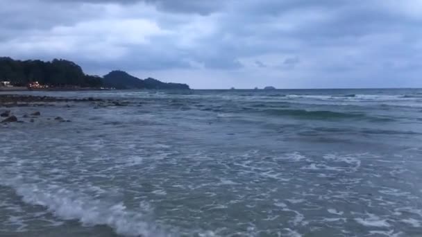 물과 파도 바다 풍경입니다. 새벽, 일광 일몰 — 비디오