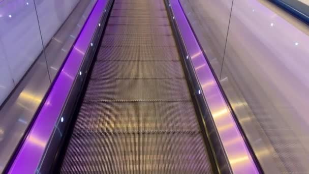Gros plan de l'escalier vide en mouvement. Escalier moderne escalator, qui se déplace à l'intérieur . — Video