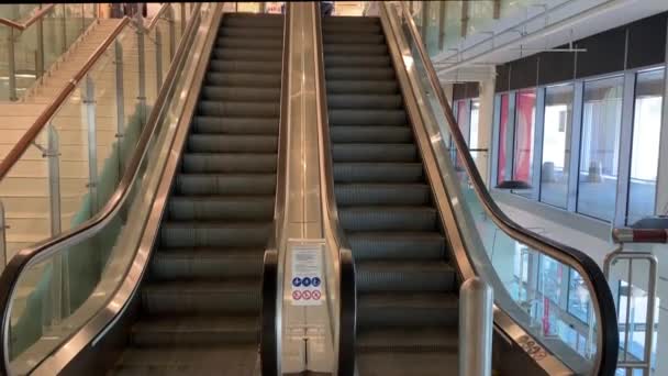 Primer Plano Escalera Movimiento Vacía Escaleras Escaleras Mecánicas Modernas Que — Vídeo de stock