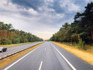 Asfalt yol ve güzel doğa manzara