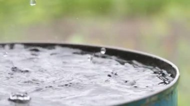 Yağmur damlaları su yüzeyine düşüyor. Şiddetli yağmur, su sıçramaları