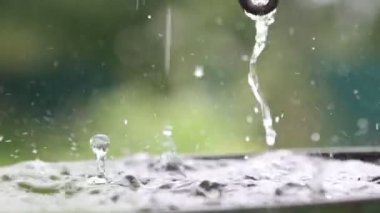 Yağmur damlaları su yüzeyine düşüyor. Şiddetli yağmur, su sıçramaları