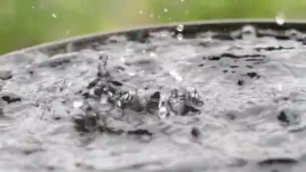 Gocce Pioggia Cadono Sulla Superficie Dell Acqua Pioggia Forte Spruzzi — Video Stock