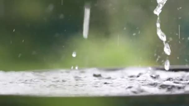 Regndroppar Faller Vattenytan Kraftigt Regn Stänk — Stockvideo