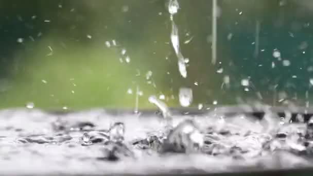 Капли Дождя Падают Поверхность Воды Проливной Дождь Брызги — стоковое видео