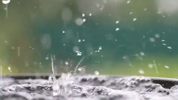 Regndroppar Faller Vattenytan Kraftigt Regn Stänk — Stockvideo