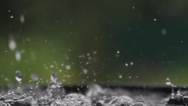 Gotas Lluvia Cayendo Sobre Superficie Del Agua Lluvia Fuerte Salpicaduras — Vídeos de Stock