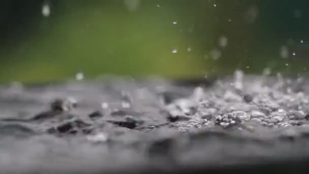 Gotas Lluvia Cayendo Sobre Superficie Del Agua Lluvia Fuerte Salpicaduras — Vídeo de stock