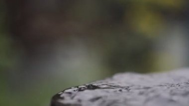 Yağmur damlaları su yüzeyine düşüyor. Şiddetli yağmur, su sıçramaları