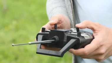 Pilotluk Radyo kumandalı helikopter uzaktan kumandalı. Vericiyi tutan eller