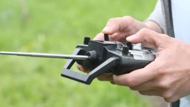 Pilotluk Radyo kumandalı helikopter uzaktan kumandalı. Vericiyi tutan eller