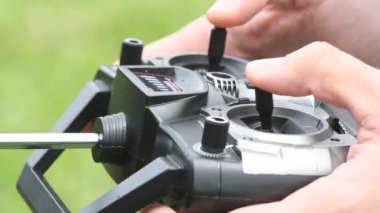 Pilotluk Radyo kumandalı helikopter uzaktan kumandalı. Vericiyi tutan eller