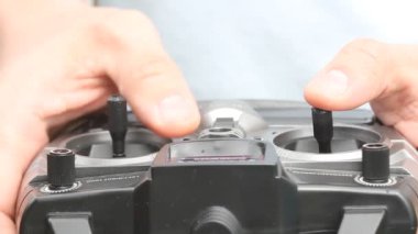 Pilotluk Radyo kumandalı helikopter uzaktan kumandalı. Vericiyi tutan eller