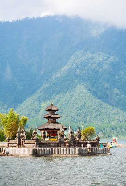 Templo de Ulun Danu Lago Beratan em Bali, Indonésia — Fotografia de Stock