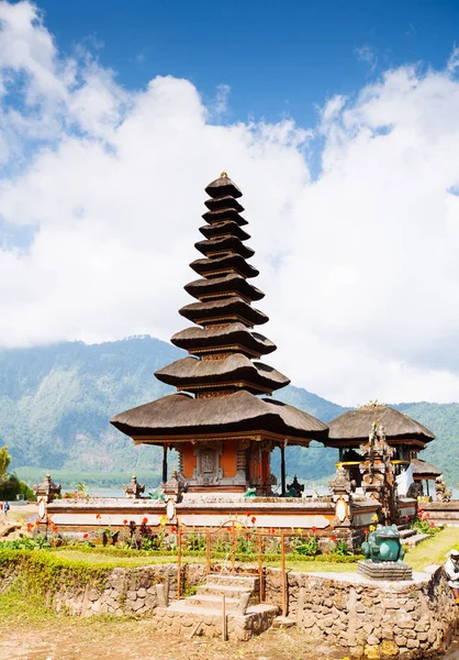 Bali Ulun Tuna tapınağı Beratan Gölü, Endonezya — Stok fotoğraf