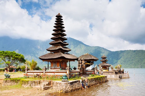 Templo de Ulun Danu Lago Beratan em Bali, Indonésia — Fotografia de Stock