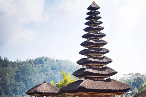 Bali Ulun Tuna tapınağı Beratan Gölü, Endonezya — Stok fotoğraf
