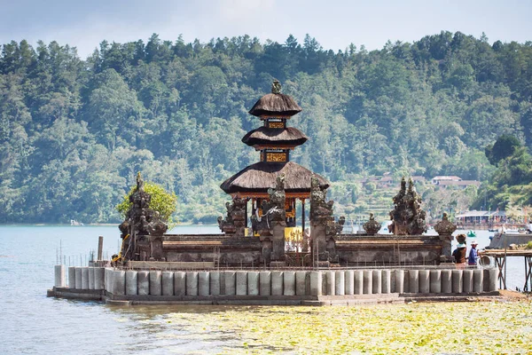 Bali Ulun Tuna tapınağı Beratan Gölü, Endonezya — Stok fotoğraf