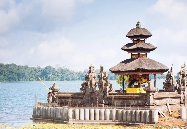 Ulun Danu temple Beratan Lake in Bali, Indonesia — ストック写真