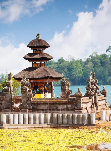 Ulun Danu temple Beratan Lake in Bali, Indonesia — ストック写真