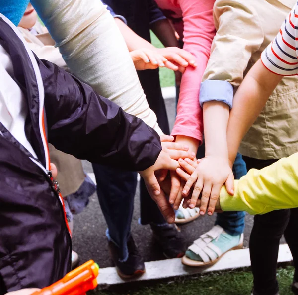Närbild av barn hålla händerna tillsammans — Stockfoto