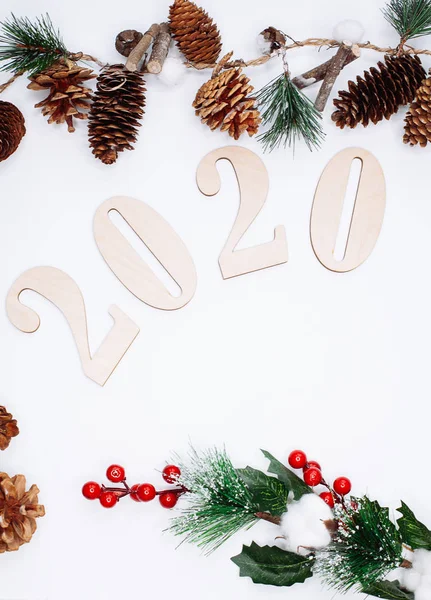 Composición de Navidad y Año Nuevo. 2020 símbolos y ramas de abeto — Foto de Stock