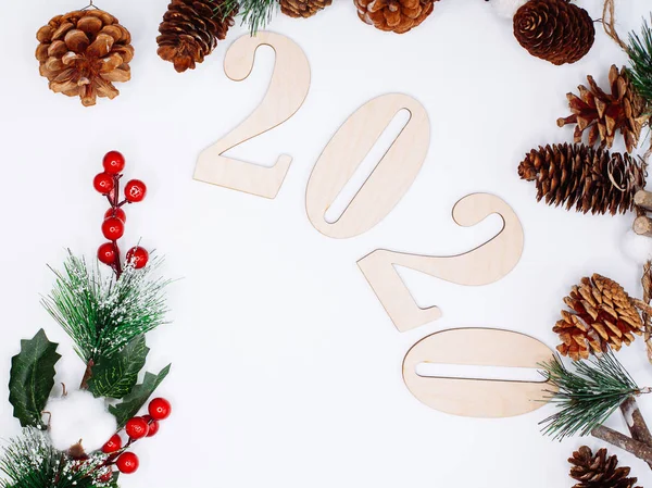 Composición de Navidad y Año Nuevo. 2020 símbolos y ramas de abeto — Foto de Stock
