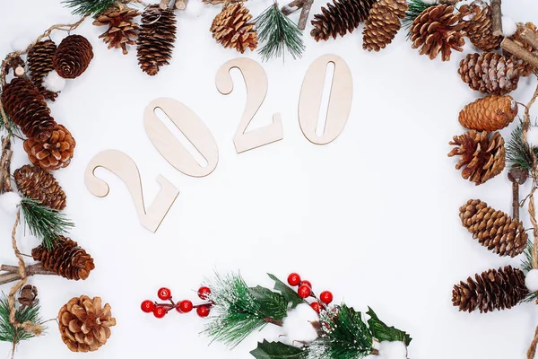 Composición de Navidad y Año Nuevo. 2020 símbolos y ramas de abeto — Foto de Stock