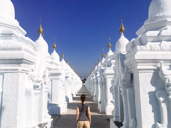 Turist bland av stupas i Kuthodaw Pagoda i Mandalay, Burma — Stockfoto