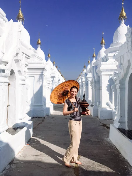 Turist bland av stupas i Kuthodaw Pagoda i Mandalay, Burma — Stockfoto