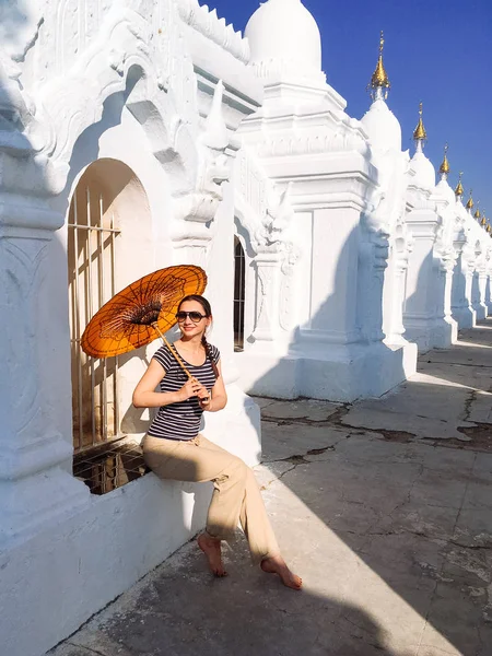 Turismo entre de estupas en Kuthodaw Pagoda en Mandalay, Birmania —  Fotos de Stock