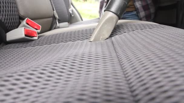 使用专业真空吸尘器对汽车内饰纺织座椅进行化学清洗 — 图库视频影像