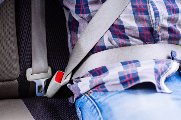 Koltuk bel koyarak bir arabada oturan ekose gömlek li adamın fotoğrafı