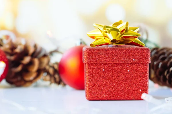 Decoraciones de Navidad o año nuevo, caja de regalo roja, cono de pino —  Fotos de Stock