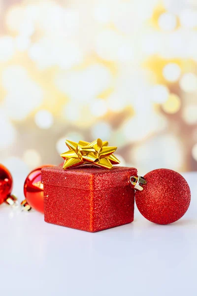 Décorations de Noël ou du Nouvel An, boîte cadeau rouge et balles — Photo