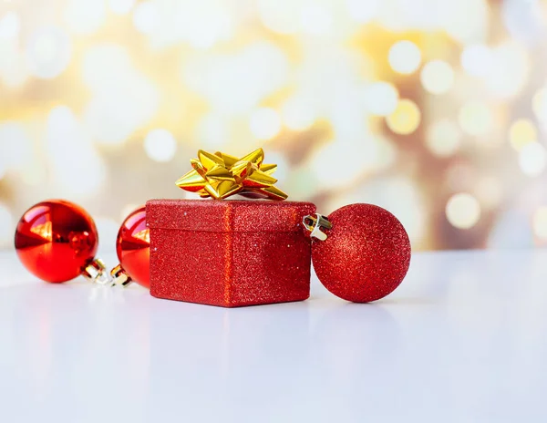 Weihnachts- oder Neujahrsdekoration, rote Geschenkschachtel und Kugeln — Stockfoto